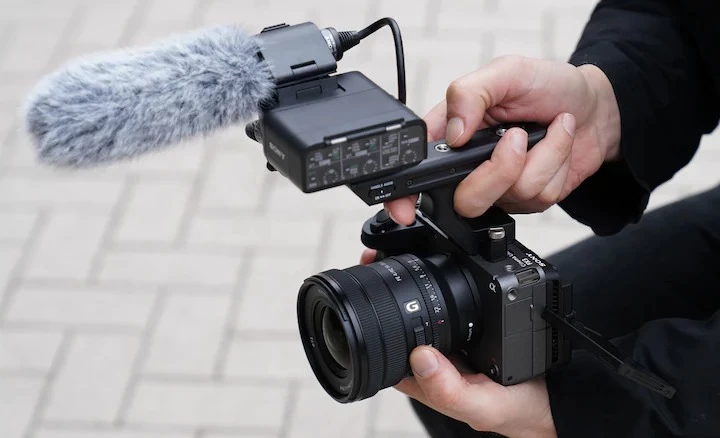 Sony baru saja memperkenalkan Lensa terbarunya yaitu Sony FE PZ 16-35mm F4 G baru dari Sony. Lensa wide angle F4 full-frame teringan di dunia, lensa power-zoom dengan rendering lensa G yang indah, kinerja AF yang menakjubkan dalam lensa yang kompak.
