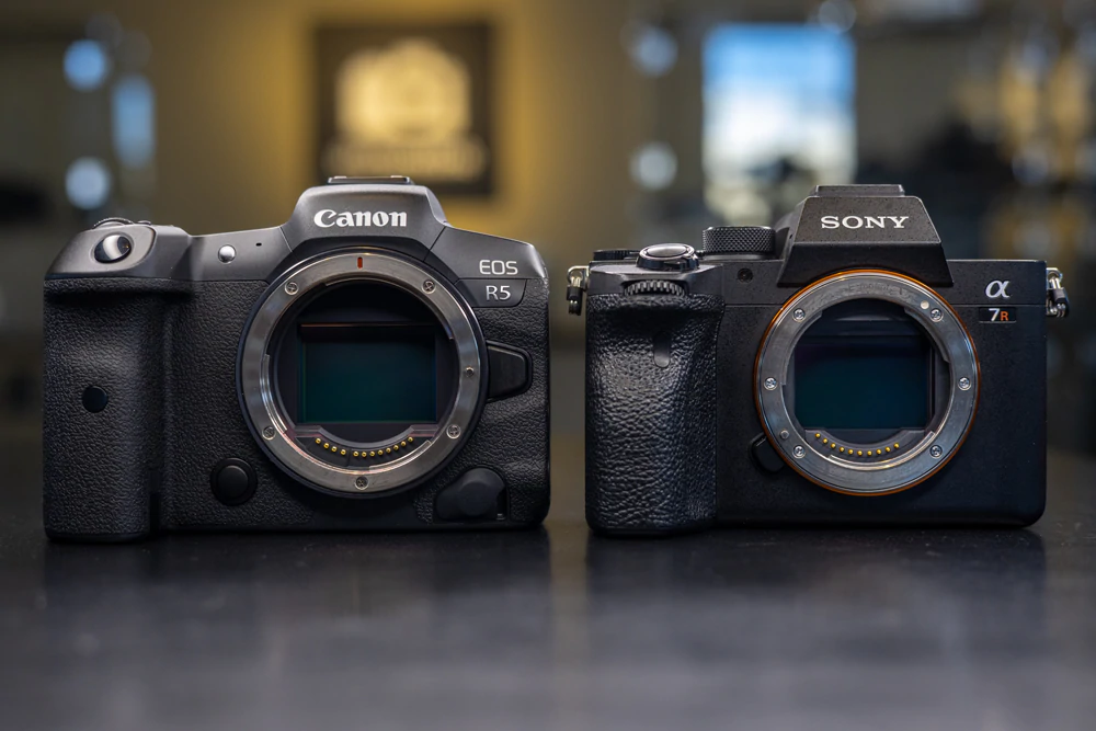 Canon EOS R5 atau Sony A7R IV: Mana yang Harus Kamu Beli?