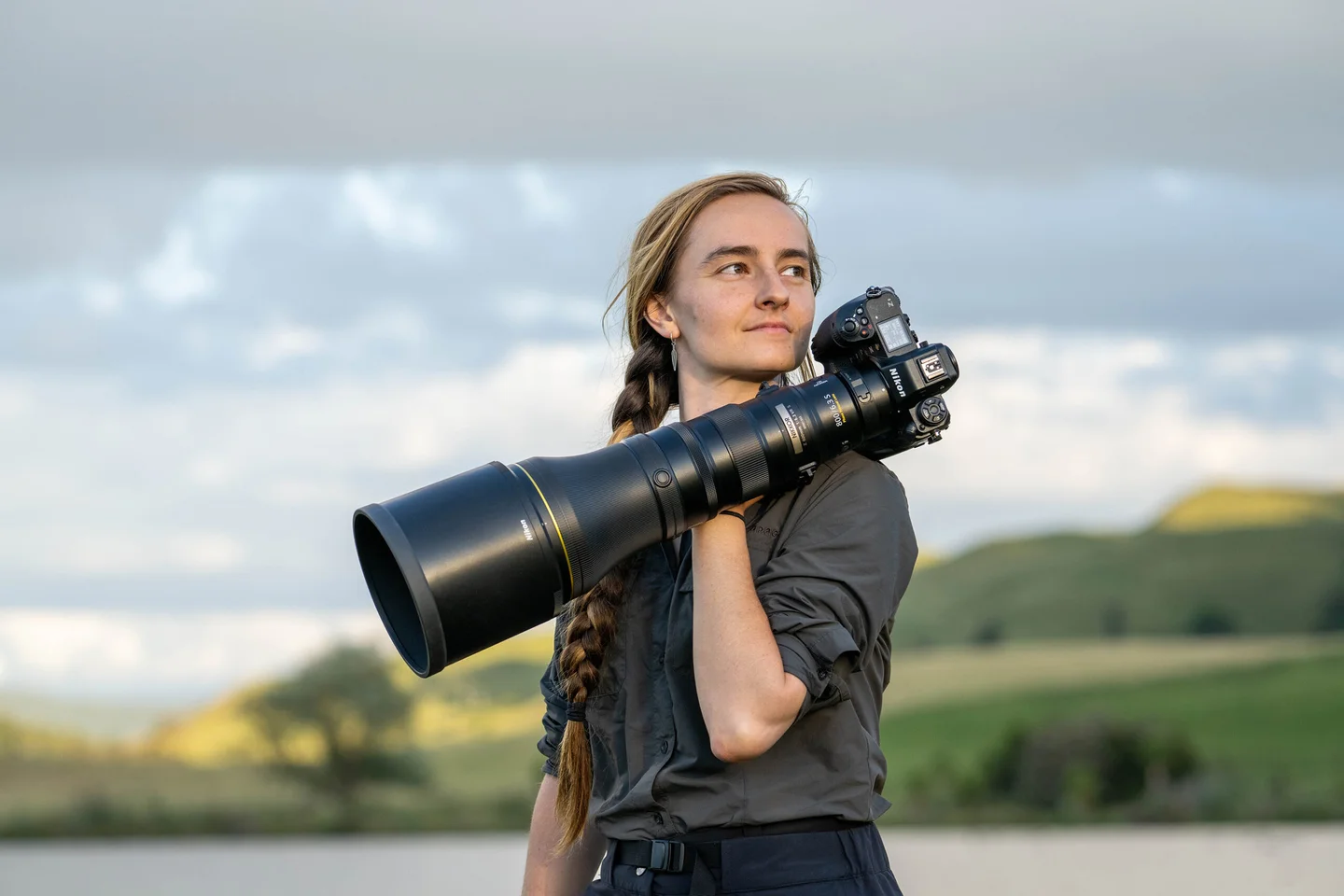 Nikon akhirnya resmi memperkenalkan lensa terbarunya yaitu Nikkor Z 800mm f/6.3 VR S. Buat Kamu yang suka memotret burung, margasatwa, penerbangan, dan olahraga, momen perubahan Kamu telah tiba.