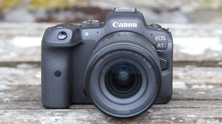 Ada sedikit rumor tentang Canon EOS R10, dan kami tidak tahu pasti apakah ada EOS R10 yang akan datang. Ingatlah bahwa tidak satu pun dari laporan ini yang secara resmi dikomentari oleh Canon sendiri.
