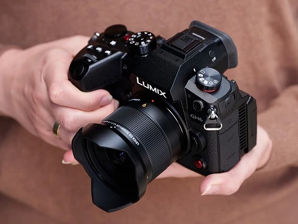 Panasonic baru saja mengumumkan 'Leica Summilux 9mm F1.7 APSH,' lensa prima terbarunya untuk Micro Four Thirds, dan tanda lebih lanjut (jika pelepasan GH6 tidak cukup) bahwa ia berkomitmen untuk lebih dari sekadar Full Frame Line up