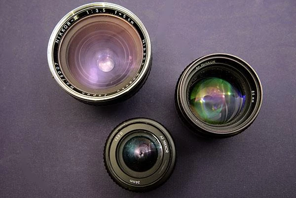 Dalam beberapa tahun terakhir, beberapa desainer lensa telah memperbarui lensa mereka dengan pelapis lensa atau lens coating baru. Misalnya, lensa terbatas terbaru Pentax menampilkan desain optik yang ada dengan hanya beberapa perbaikan, termasuk lapisan