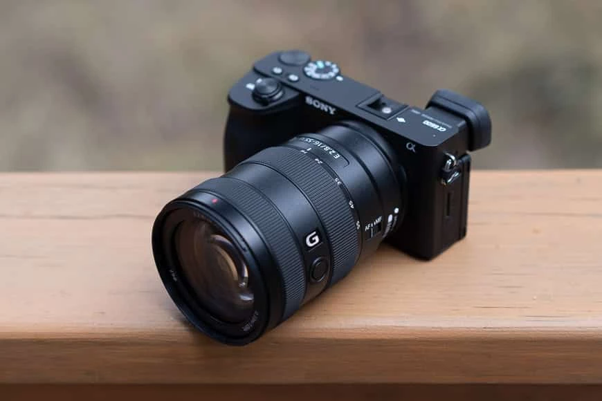 Setelah menunggu selama tiga tahun, sepertinya Sony dapat merilis dua lensa prime cepat dan lensa zoom ringkas untuk kamera sensor yang dipotong (Cropped Sensor Camera). Sony akhirnya akan merilis beberapa lensa baru untuk jajaran kamera APS-C-nya.