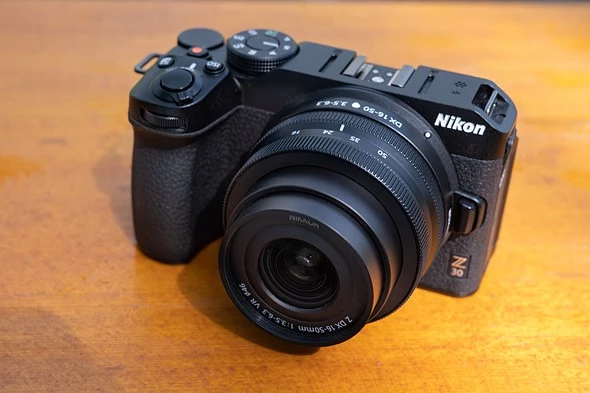 Nikon Z30 adalah kamera mirrorless APS-C 20MP terbaru dari Nikon yang dirancang untuk vloggers dan pembuat konten. berikut review Nikon Z30 dan hasil fotonya.