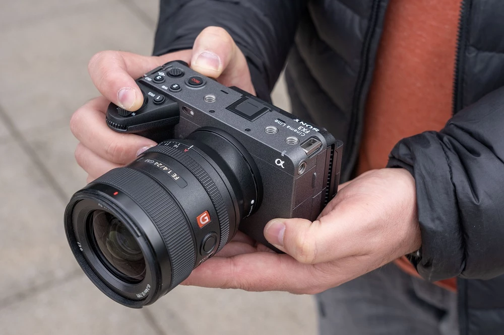 Netflix baru saja mengumumkan Sony FX3  dimana sekarang ada dalam daftar kamera yang disetujui Netflix bergabung dengan Canon C70 dan Sony FX6. Sony FX3 menjadikannya salah satu model terkecil dan paling terjangkau untuk disertakan.