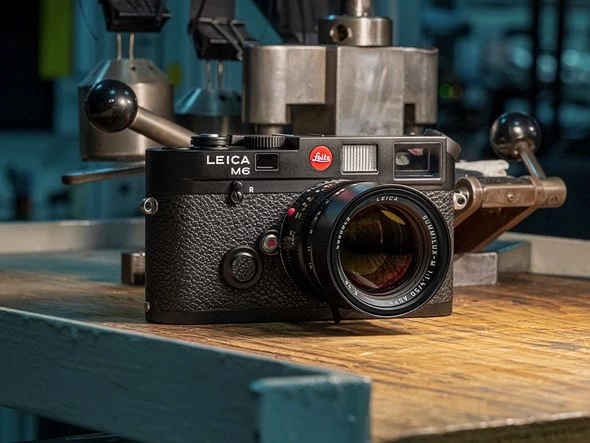 Leica M6 yang diperbarui ini menampilkan beberapa teknologi dari kamera film MP Leica, tetapi tetap setia pada desain M6. Ini fitur jendela bidik MP-Style 0,72x anti-silau dari MP