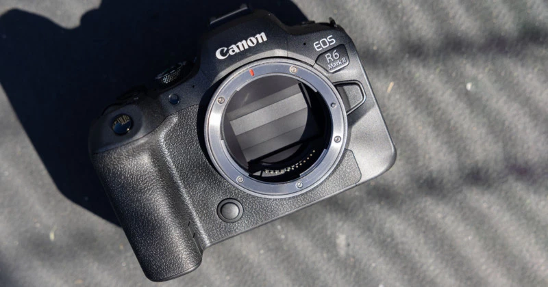 Canon telah mengumumkan EOS R6 Mark II yang diposisikan perusahaan sebagai "pisau Swiss Army" kamera. Berpusat di sekitar sensor 24,2 megapiksel yang baru dikembangkan