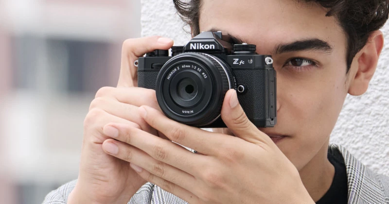 Nikon telah mengumumkan kamera Z fc edisi khusus baru dan lensa 40mm f/2 yang menampilkan "desain warisan" yang mengambil inspirasi dari era film kamera dan lensa Nikon.