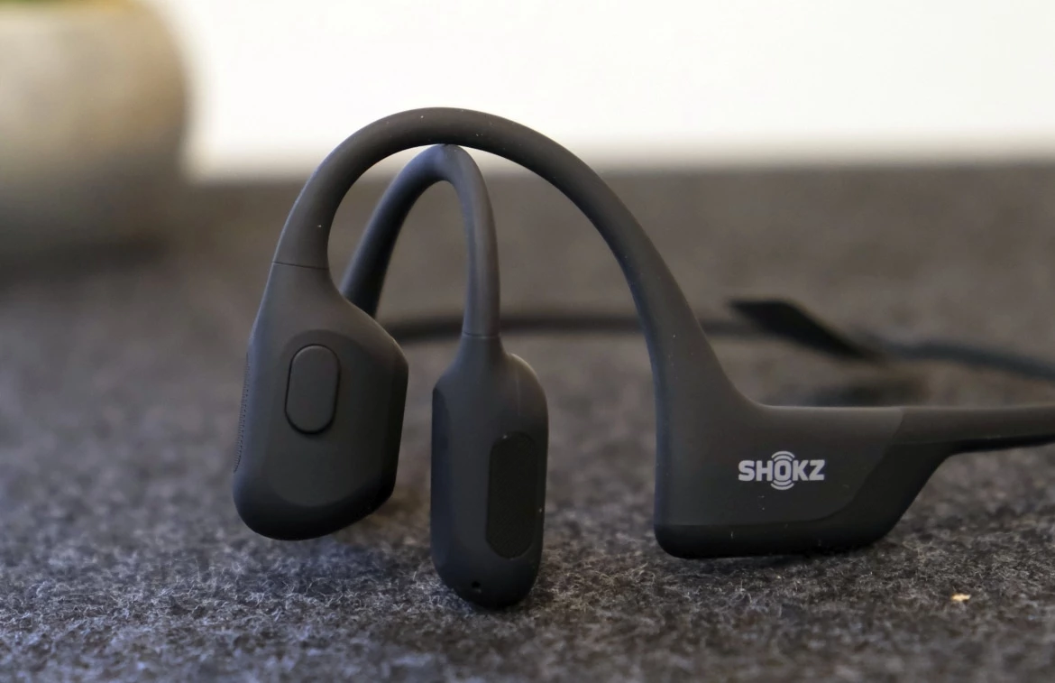 Produk headphone dari Shokz bisa menjawab itu semua dengan fitur Bone Conduction.