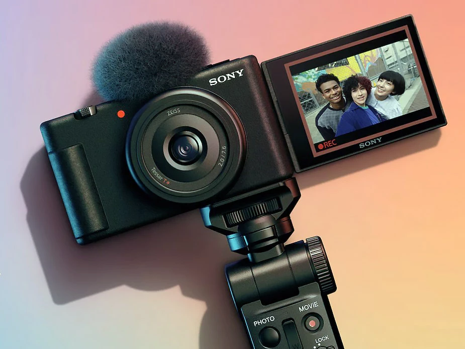 Sony baru-baru ini telah menarik perhatian banyak orang karena beberapa alasan, terutama vlogging dan video dengan meluncurkan Sony ZV-1F. Tapi mana pilihan terbaik untuk Anda dan mengapa?