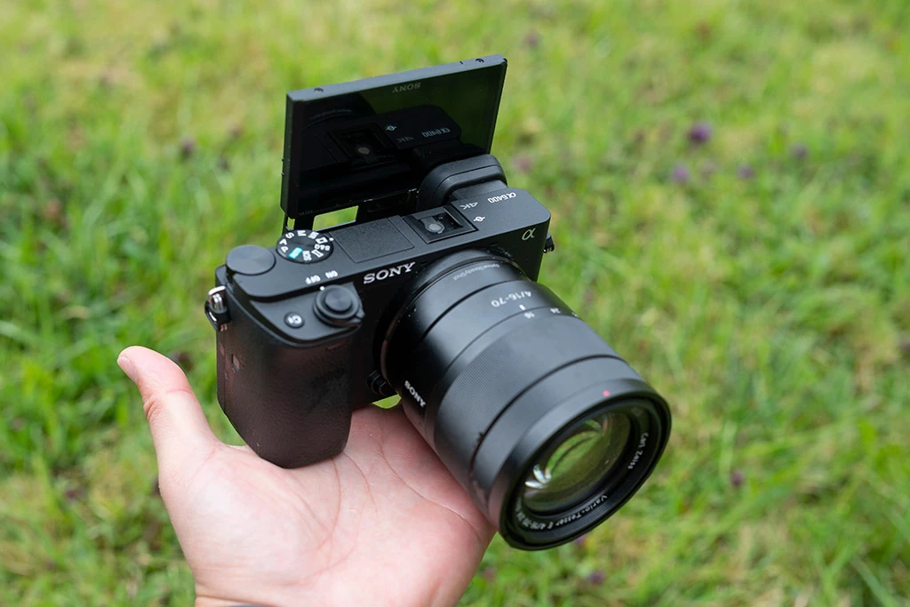 Sony a6400 adalah kamera mirrorless kelas menengah dari Sony. Spesifikasi dan fitur tampak hebat di atas kertas. Namun kami ingin mencari tahu mengapa begitu banyak orang memuji kamera ini.