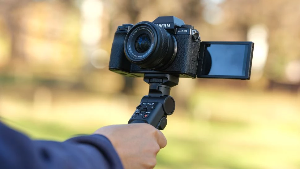 Fujifilm TG-BT1 tiba pada bulan Desember dan meningkatkan mobilitas agar dapat mengambil selfie dari sudut yang lebih rendah dengan pemotretan jarak jauh.