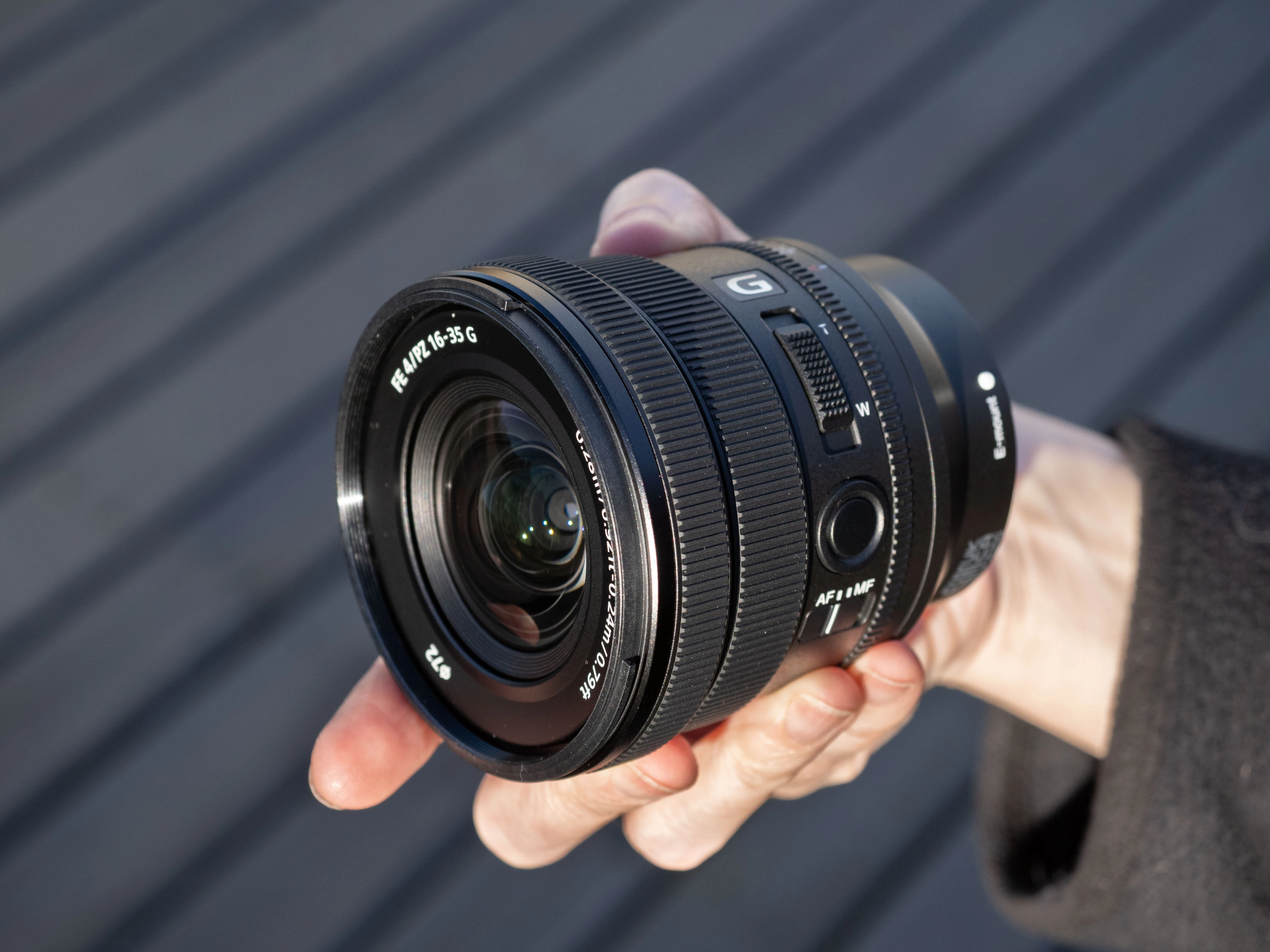 Sony tampaknya akan meluncurkan lensa G 20-70mm kompak baru, yang pertama di dunia untuk rentang fokus tersebut.