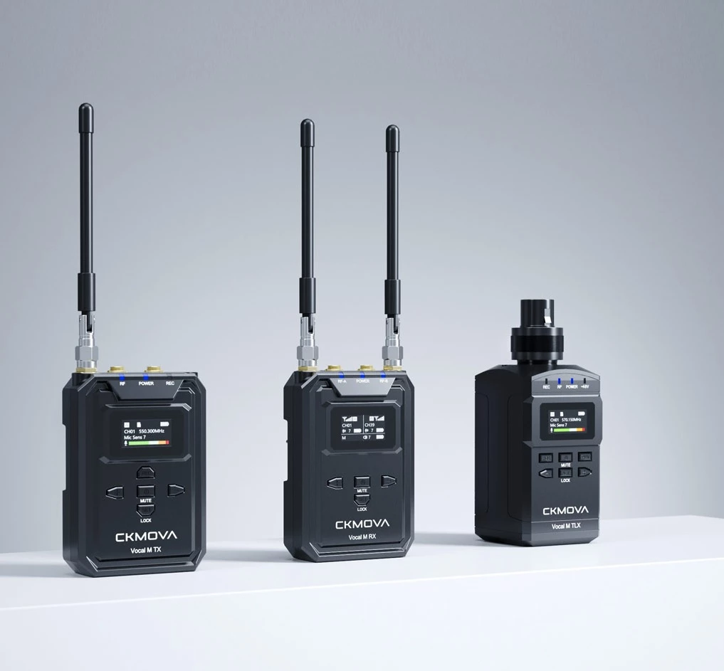 CKMOVA Vocal M adalah perangkat Pemancar + Penerima mikrofon UHF nirkabel saluran ganda kualitas siaran yang andal dengan perekam audio independen dan baterai isi ulang bawaan.