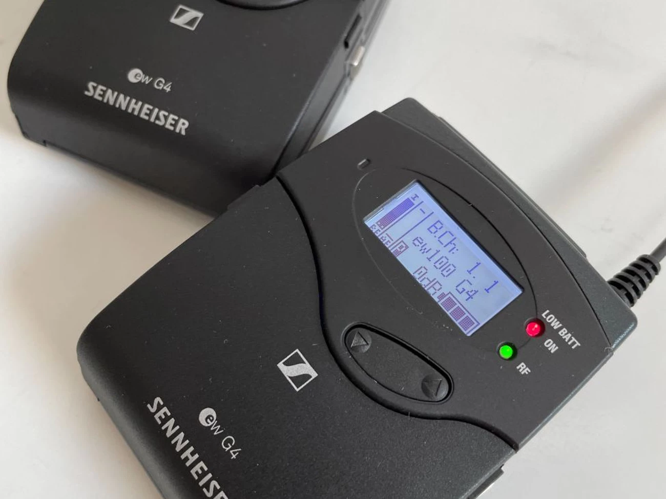 Sennheiser EW112P G4 adalah sistem mikrofon nirkabel yang terjangkau namun berkualitas tinggi untuk pertunjukan live. Ini menampilkan rentang frekuensi 515 hingga 865 MHz