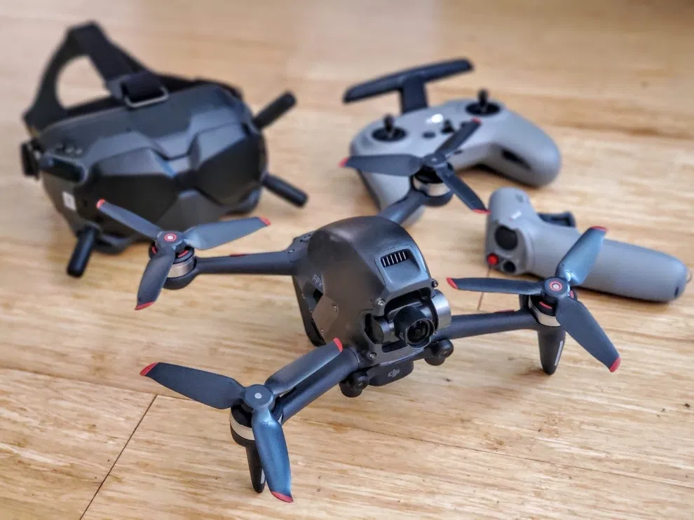 Drone FPV adalah jenis kendaraan udara tak berawak (UAV) yang diterbangkan menggunakan umpan video langsung yang dikirimkan dari kamera di drone ke sepasang kacamata atau monitor yang dikenakan oleh pilot.