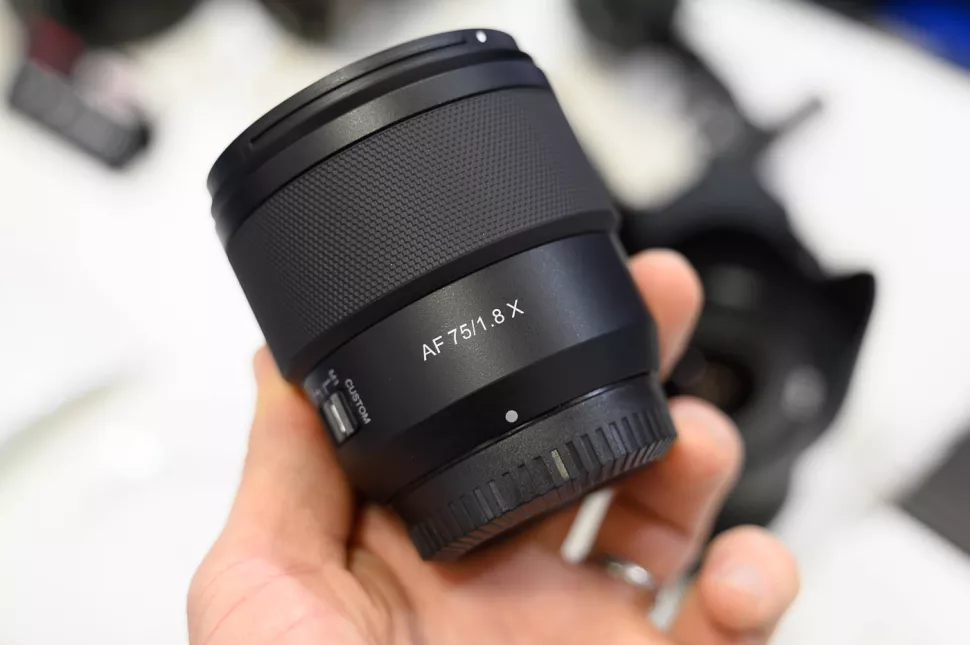 Lensa Samyang 75mm f/1.8 X saat ini sedang diejek di media sosial oleh pabrikan Korea dalam bentuk siluet. Tapi kita tahu identitas lensanya, seperti yang terlihat di stan distributor Jepangnya di pameran CP+ 2023 yang berakhir akhir pekan ini.