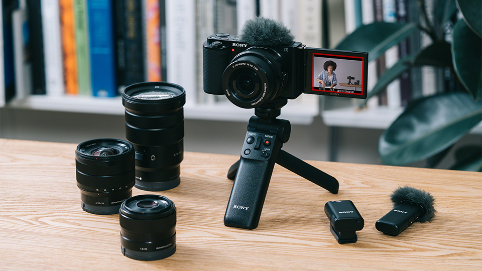 Maraknya platform media sosial telah meningkatkan popularitas vlogging dan pembuatan konten dan kamera Sony ZV-E10 masih terus diminati.