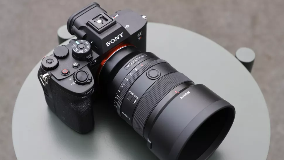 Jika ada satu lensa prima yang dapat Anda tinggalkan secara permanen di kamera, itu adalah 50mm dan Sony telah membuktikan dengan meluncurkan. Sony FE 50mm f/1.4 GM.