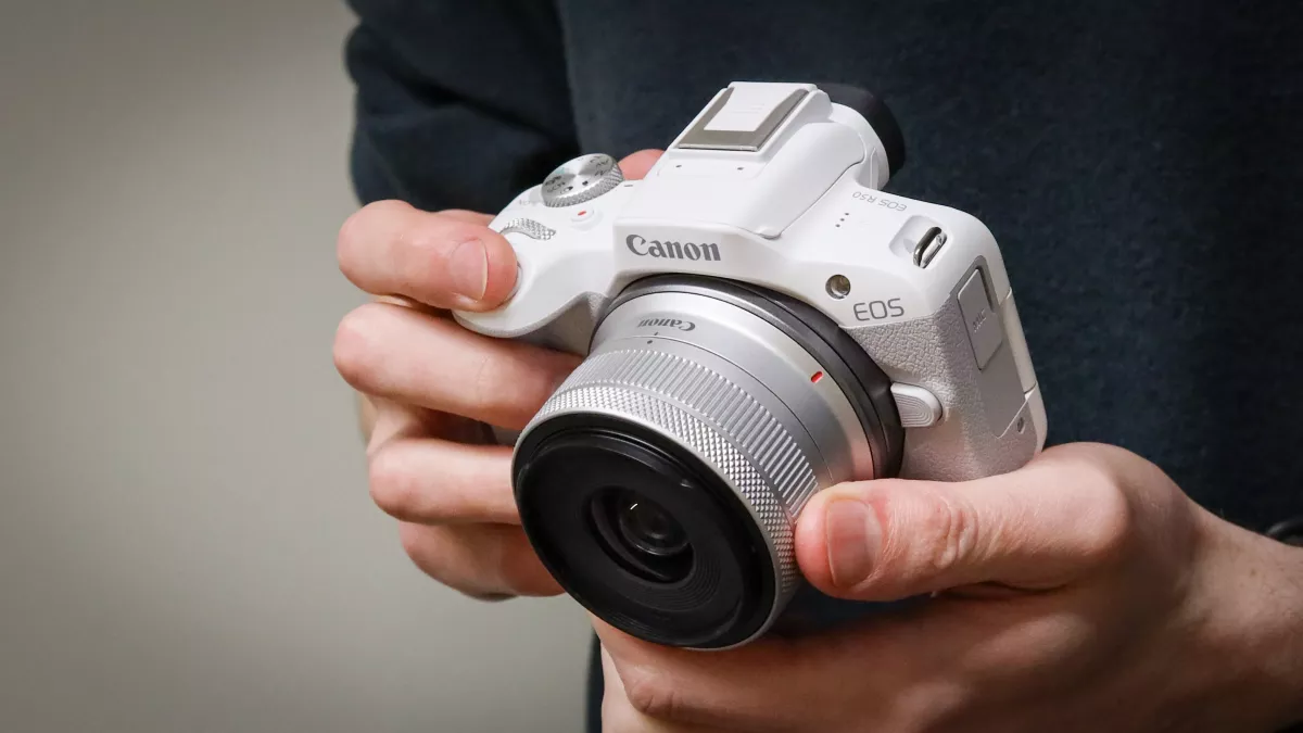 Canon telah mengumumkan EOS R50, kamera ringkas dan ringan yang secara efektif menggantikan EOS M50 II dan menandai transisi seri ke RF.