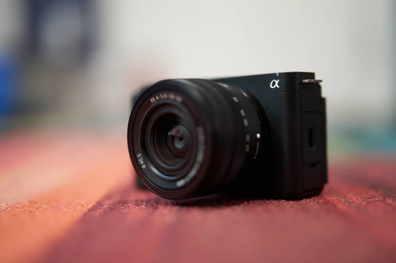 Sony baru saja mengumumkan kamera mirrorless full-frame E-mount kompak baru dengan banyak fitur menarik dari Sony ZV-E1