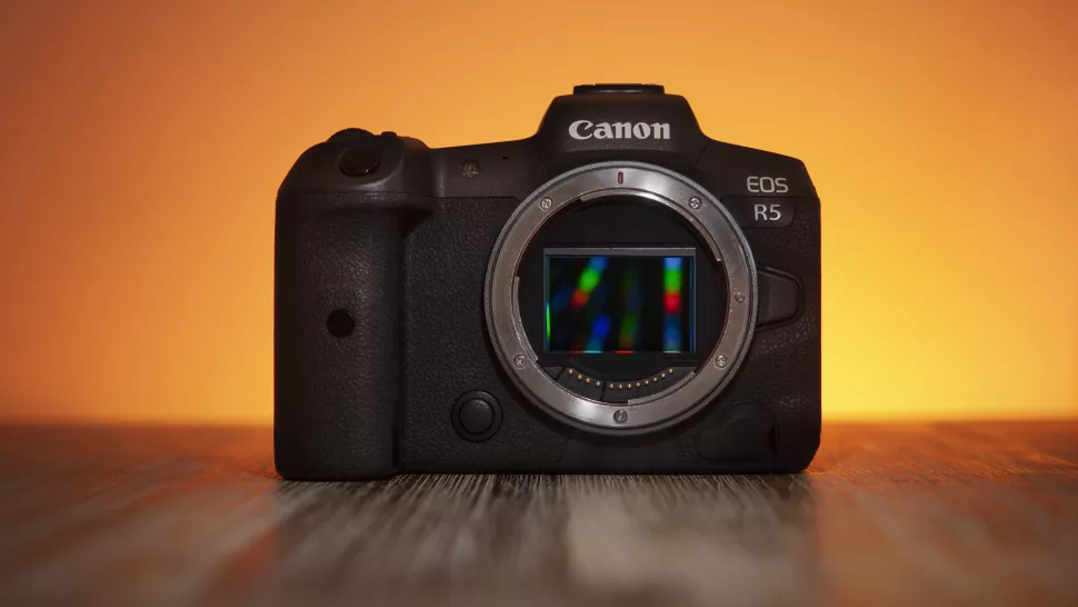 Canon telah merilis pembaruan firmware baru untuk EOS R5 yang memungkinkannya membuat foto besar 400 megapiksel dengan menggabungkan beberapa bidikan yang diambil dengan menggerakkan mekanisme in-body image stabilization (IBIS).