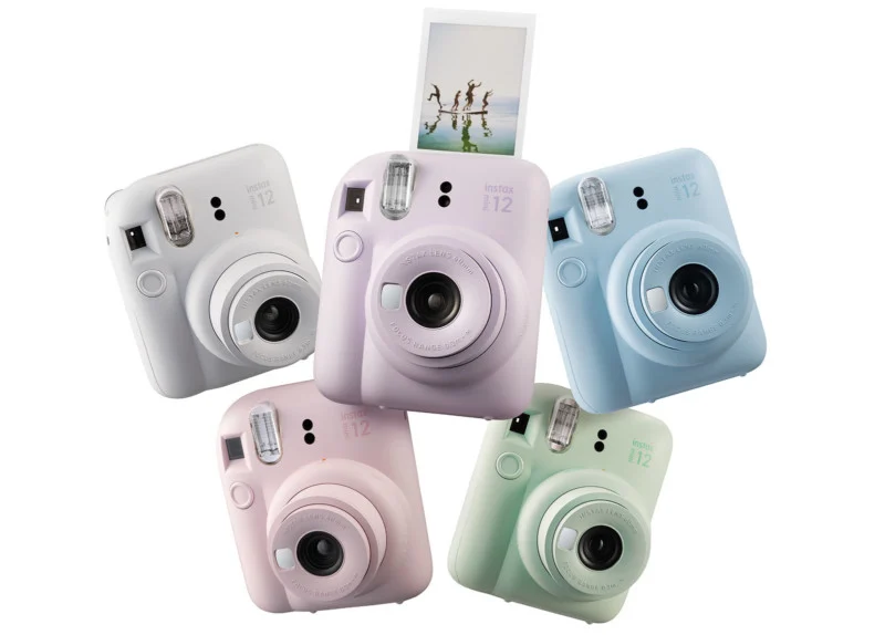 Fujifilm telah mengumumkan kamera instan Instax Mini 12 . Kamera analog baru adalah penerus Instax Mini 11 tahun 2020 dan mencakup desain yang diperbarui, kontrol lampu kilat otomatis, koreksi paralaks, dan lensa putar multifungsi.
