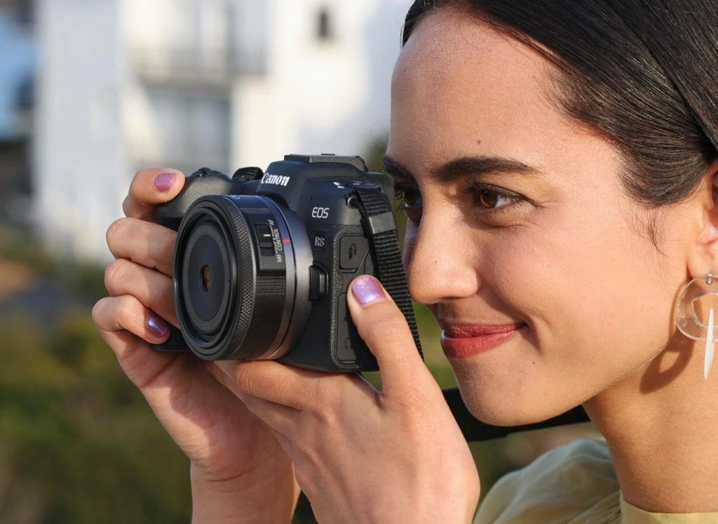 Canon telah mengumumkan EOS R100, kamera mirrorless dengan sensor APS-C 24MP dengan lensa yang dapat dipertukarkan yang menjadi kamera MSRP RF-mount terendah di jajarannya.