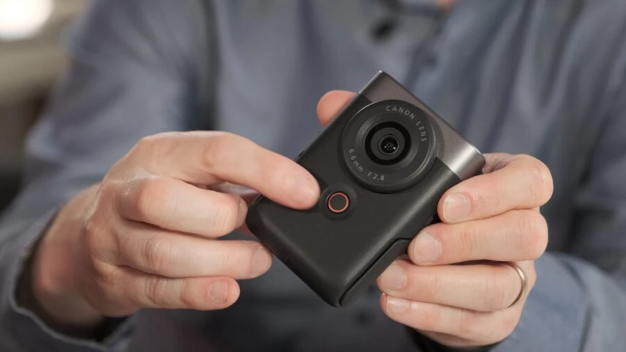 Dengan PowerShot V10, Canon baru saja memperkenalkan kamera Vlogging khusus pertama mereka. Kamera ini merupakan langkah besar dalam kualitas dari kamera ponsel