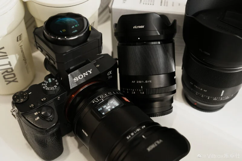 Viltrox telah mengumumkan lensa autofokus 16mm f/1.8 baru untuk Sony E-mount full-frame yang menampilkan layar LCD besar untuk menampilkan pengaturan lensa saat ini.