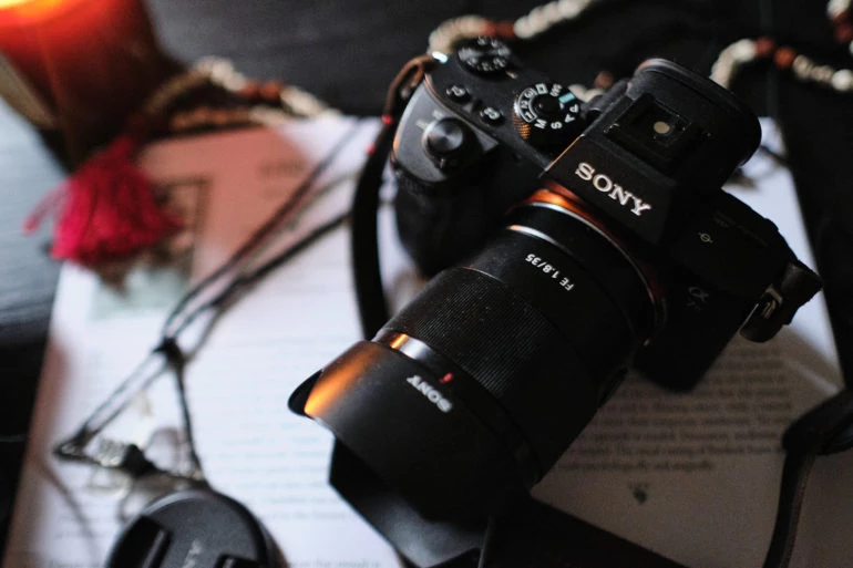 Jadi apa lensa 35mm terbaik untuk Sony E Mount? Nah, kami akan berbagi pemikiran kami dengan Anda. Setelah menyelami Indeks Ulasan penulis untuk menemukan lensa terbaik, inilah yang menjadi rekomendasi dari penulis.