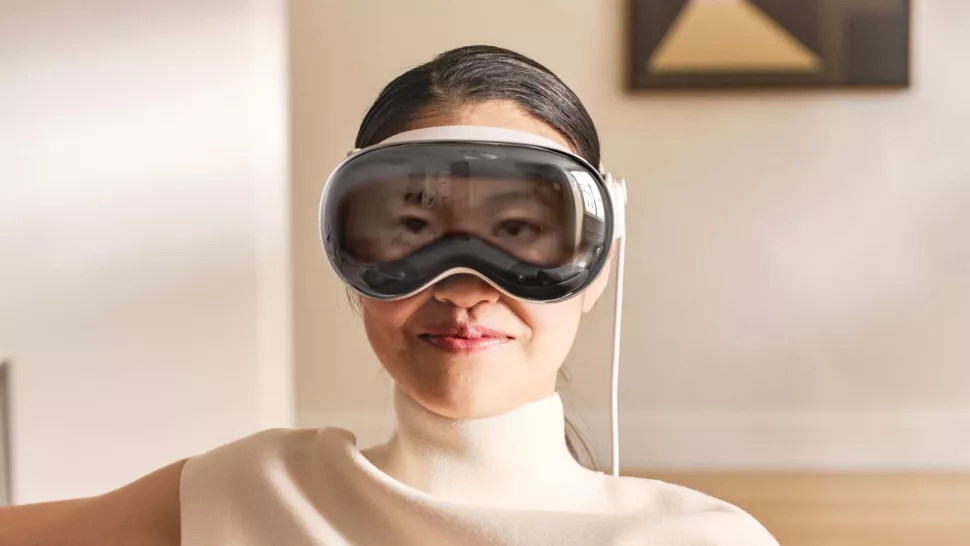 Apple Vision Pro merupakan proyek ambisisus dari Apple bahkan tidak menyebutnya headset VR atau AR. Ini adalah komputer spasial yang disebut Apple sebagai "perangkat elektronik pribadi tercanggih yang pernah ada". 