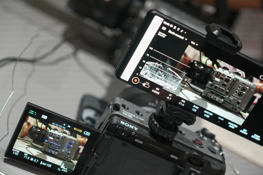 Sony baru saja memperkenalkan aplikasi seluler yang memungkinkan Anda memantau dan mengontrol FX30, FX3, atau FX6 menggunakan perangkat iOS atau Android. Dukungan untuk Sony a7S III serta kamera CineAlta baru mereka, BURANO.