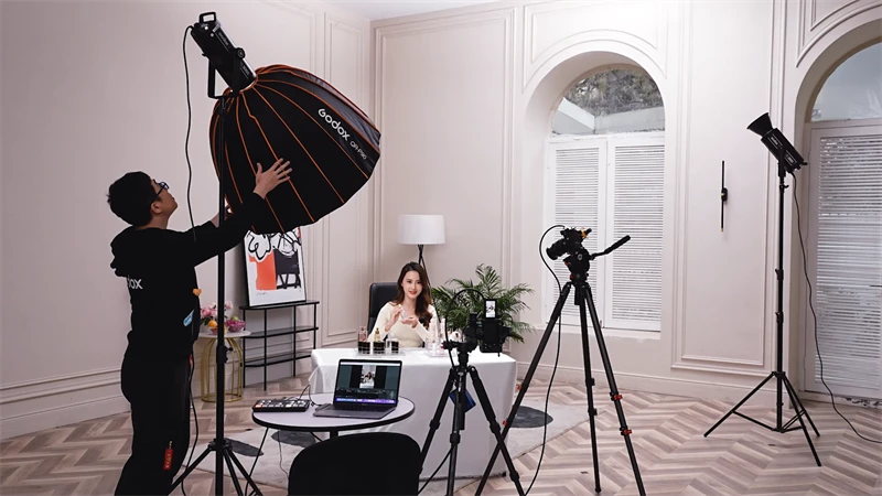 Jualan Kosmetik di Live Streaming Makin Keren Dengan Godox Lighting  Solution | DOSS Camera & Gadget