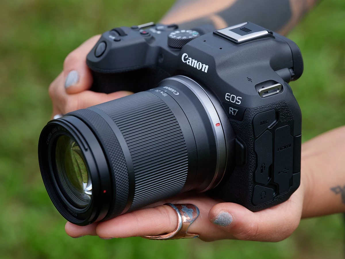 Canon_EOS_R7_hands-on_angled_hands.webp